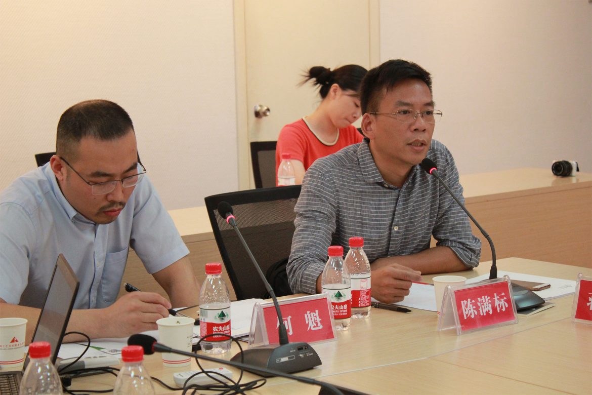 中国地质大学北京珠宝学院何魁博士（左一）、广东省雕刻艺术研究会秘书长陈满标（右一）参加会议
