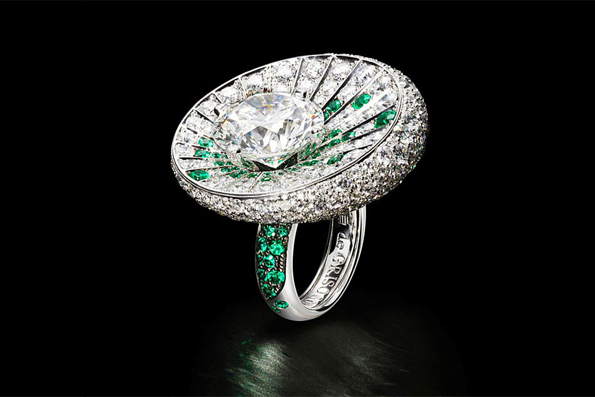 一枚镶有 10.15 克拉圆型钻石，84 颗宝石和 387 颗白钻石（共 8.97 克拉）的白金戒指。出品方：de Grisogono