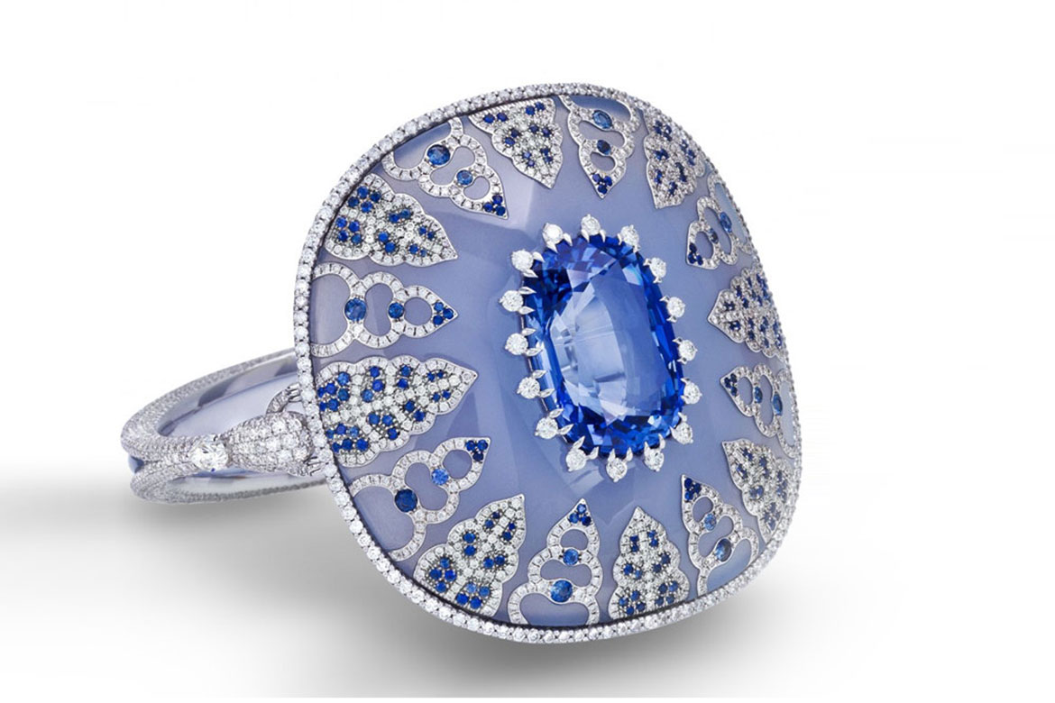 玉髓蓝宝石手镯镶嵌 26.26 克拉锡兰枕形蓝宝石。出品方：Boghossian