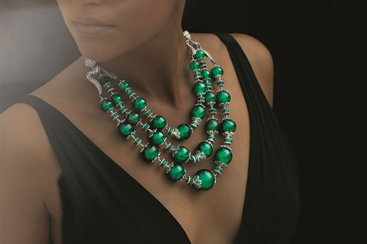 印度珠宝品牌Nirav Modi将要展出三件独一无二的马哈拉尼宝石项链，项链由稀有的分层明绿宝石珠子串成，总计超过870克拉，镶嵌有146颗卵形和梨形钻石
