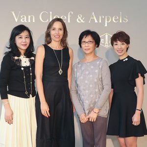 国家大剧院舞蹈艺术总监赵汝蘅女士（右二）、Van Cleef & Arpels梵克雅宝亚太区总裁Catherine Rénier女士（左二）、 Van Cleef & Arpels梵克雅宝中国董事总经理赖予欣女士（左一）和Van Cleef & Arpels梵克雅宝中国市场及传讯总监俞利瑢（右一）为国家大剧院与世家携手呈现的《国际明星芭蕾精品荟萃》演出揭开序幕。