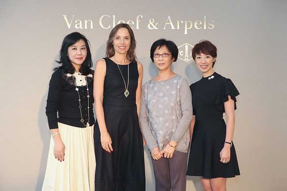 国家大剧院舞蹈艺术总监赵汝蘅女士（右二）、Van Cleef & Arpels梵克雅宝亚太区总裁Catherine Rénier女士（左二）、 Van Cleef & Arpels梵克雅宝中国董事总经理赖予欣女士（左一）和Van Cleef & Arpels梵克雅宝中国市场及传讯总监俞利瑢（右一）为国家大剧院与世家携手呈现的《国际明星芭蕾精品荟萃》演出揭开序幕。