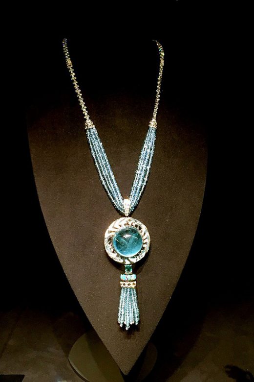 Cartier Magicien高级珠宝系列项链， 最中央主石为圆形海蓝宝石